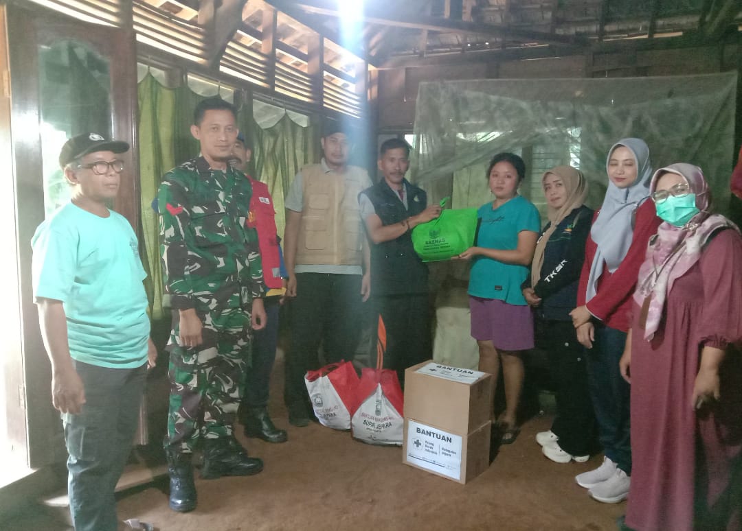 Babinsa Ngasem Dampingi Pendistribusian Bantuan Jepara Care Visit 2025