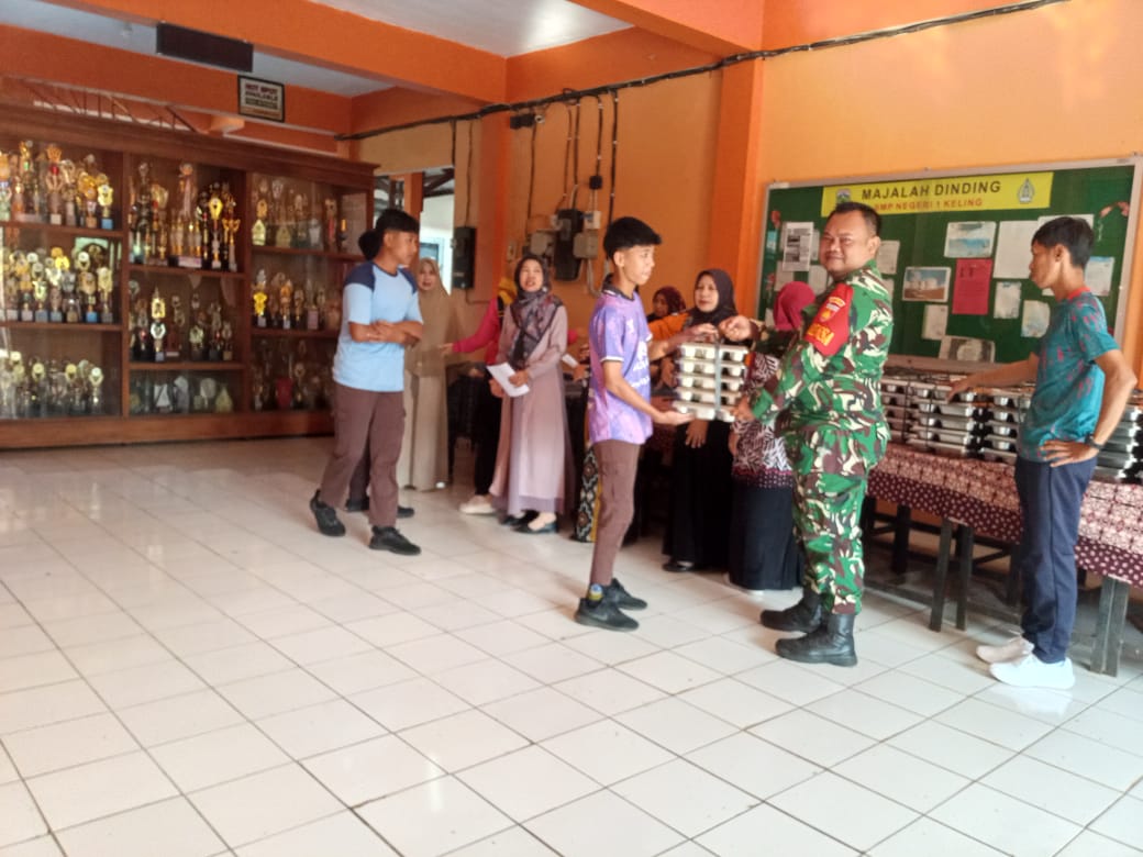 Babinsa Jlegong Dampingi Penyaluran Makan Bergizi Gratis dari Yayasan Al-Fitroh