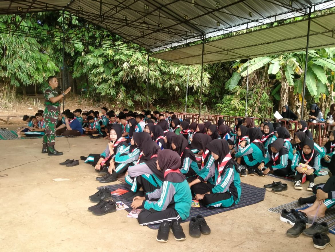 Danramil Tahunan Berikan Materi Bela Negara di Perkemahan MA Masalikil Huda