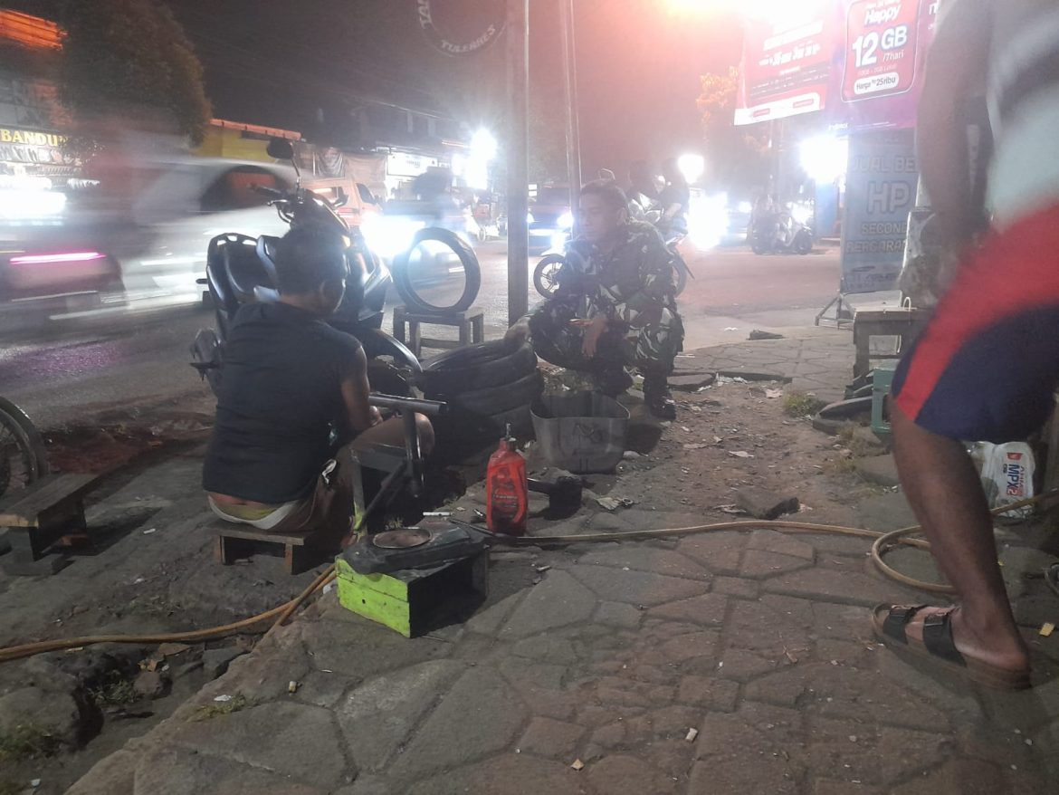 Sertu Mohtadi Laksanakan Pemantauan Wilayah dan Komsos dengan Warga Pelaku Usaha Kecil di Pecangaan Kulon