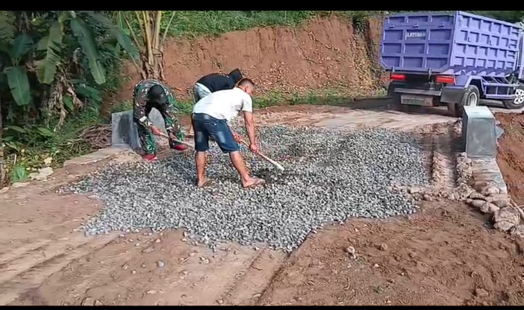 Jelang TMMD, Warga Desa Bungu Gotong Royong Keraskan Jalan Penghubung