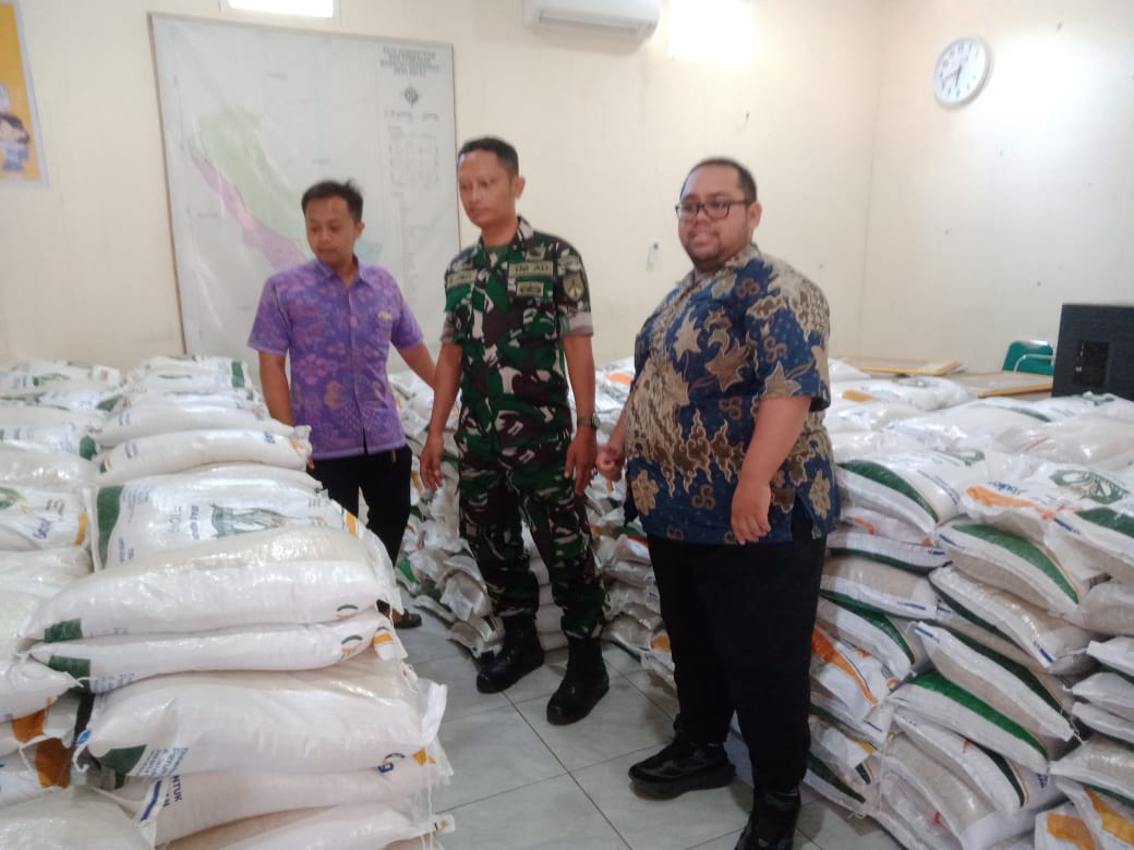 Babinsa Desa Kelet Kawal Penyaluran Bantuan Beras untuk 409 Warga