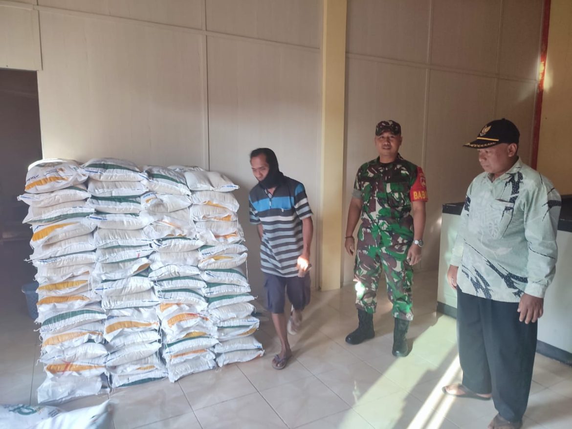 Babinsa Desa Watuaji Amankan Penyaluran Bantuan Beras untuk 262 KPM