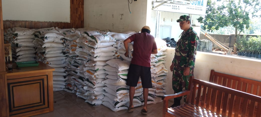 Babinsa Kaligarang Kawal Penyaluran Bantuan Beras untuk 335 KPM