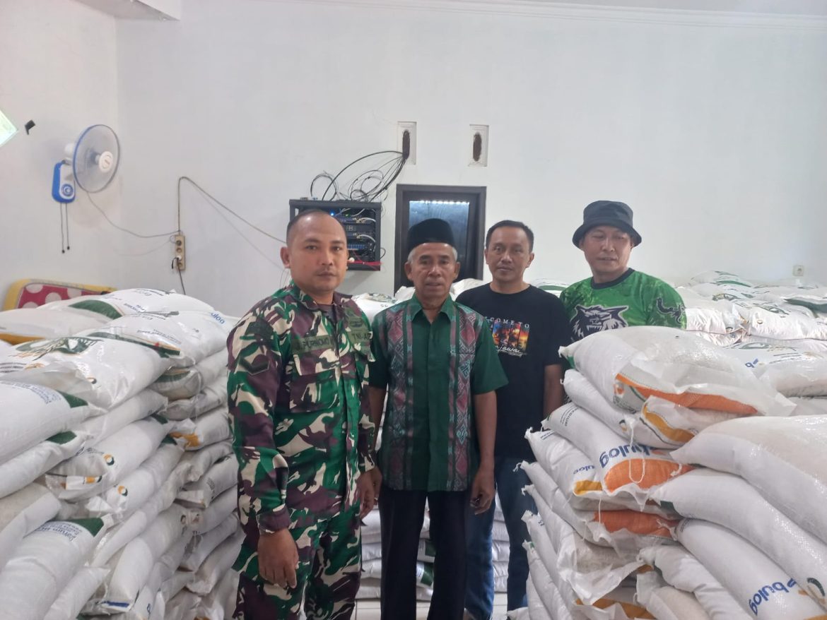 Babinsa Tunahan Amankan Penyaluran Bantuan Beras untuk 681 KPM