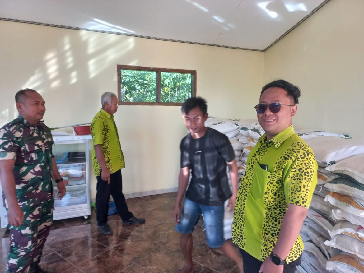 Babinsa Desa Kunir Laksanakan Pengecekan Bantuan Beras untuk 308 Warga