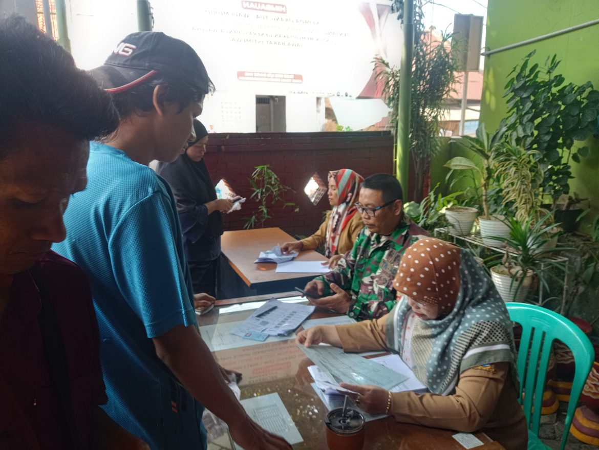 Babinsa Kelurahan Pulasaren Serka Wawan Hermawan Dampingi Penyaluran Bantuan Beras untuk 743 Warga