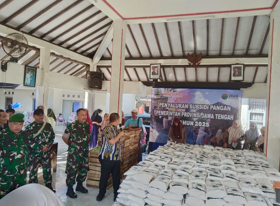 Danramil 02/Kedung Kapten Arm Budi SP Dampingi Penyaluran Subsidi Pangan Pemerintah Provinsi Jawa Tengah Tahun 2025