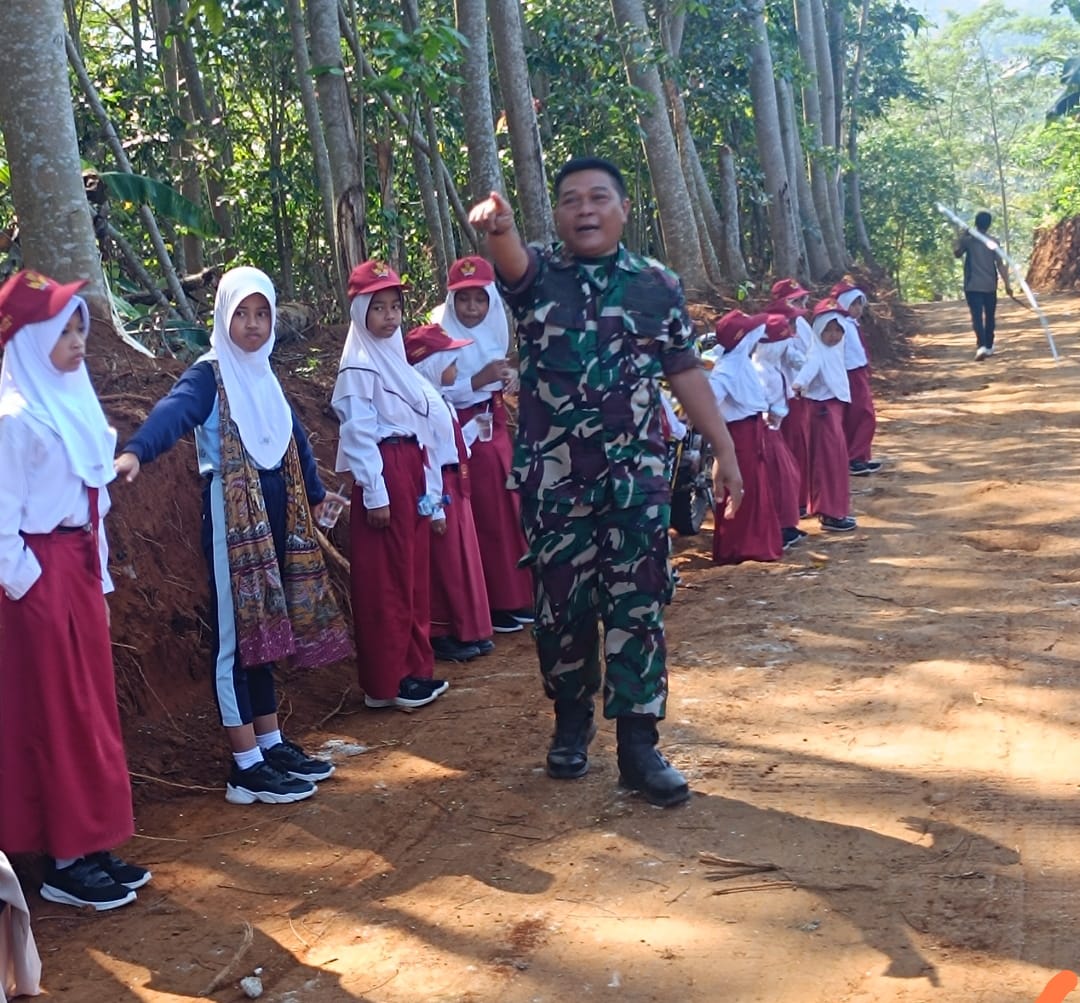 Danramil 05/Mayong Kapten Inf Alex Efendi Pimpin Gladi Penyambutan Tamu Undangan Pembukaan TMMD Sengkuyung Tahap III Tahun 2025