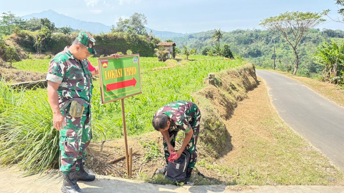 Batuud Koramil 05/Mayong Pimpin Pemasangan Tanda Penunjuk Arah Lokasi TMMD Sengkuyung Tahap III Tahun 2025 di Desa Bungu