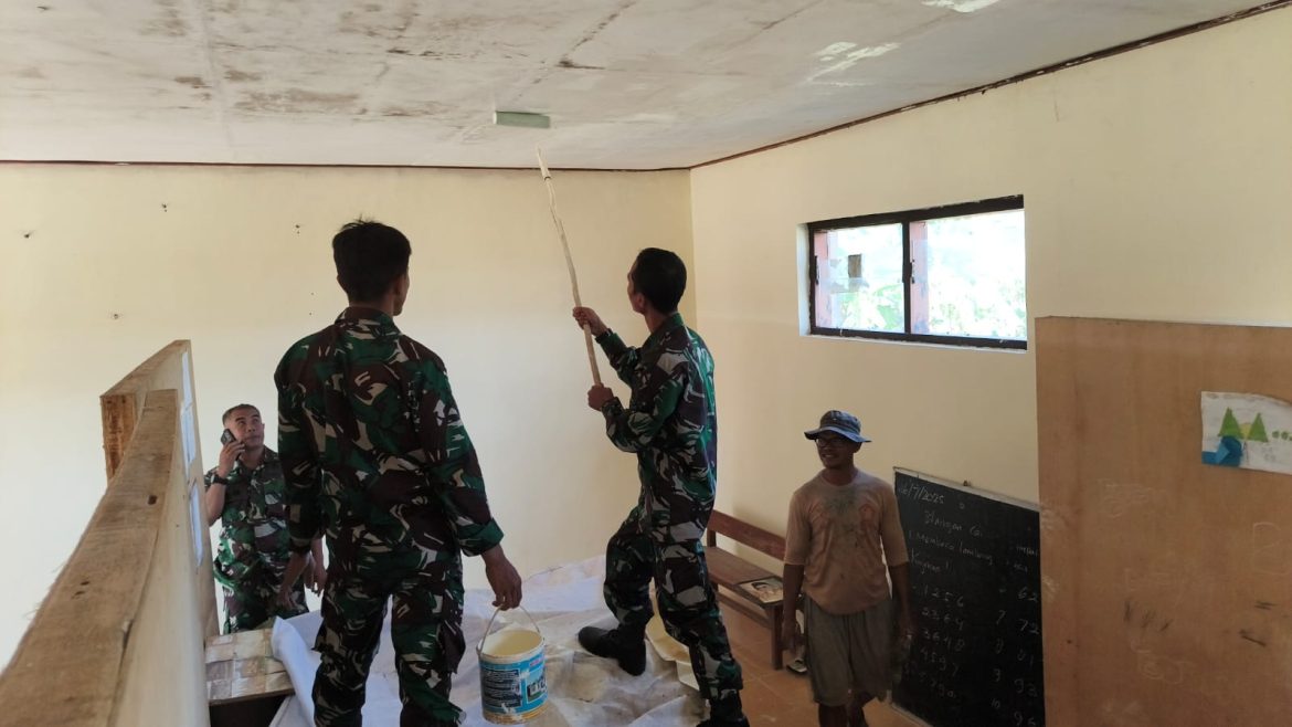 Anggota Koramil 04/Pecangaan Laksanakan Rehab SDN 3 Kaliombo, Progres Capai 70 Persen