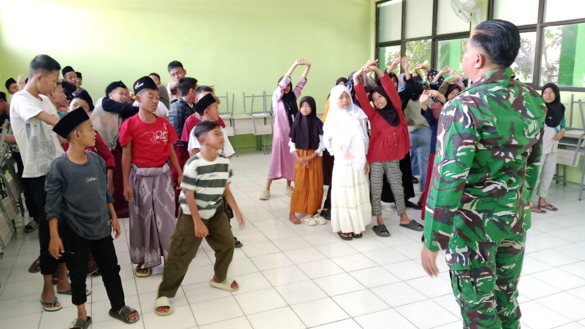 Danramil 1403/Lemahwungkuk Berikan Wawasan Kebangsaan Kepada Siswa Sekolah Rakyat Kota Cirebon