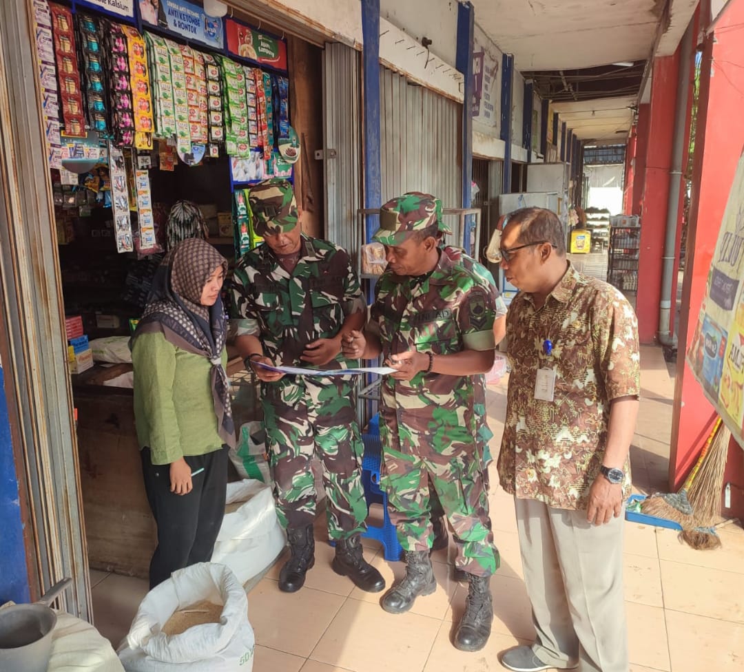 Danramil 08/Keling Tinjau Harga Sembako di Pasar Rakyat Desa Keling