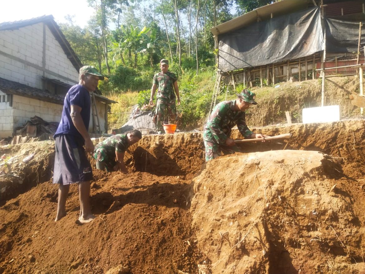 Tantang Terik, Satgas TMMD Kodim 0719/Jepara Gotong Royong Bangun Rumah Warga Tak Mampu