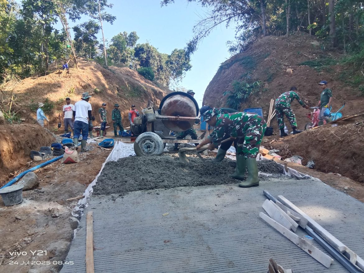 Tanjakan Tak Jadi Halangan, Satgas TMMD Kodim 0719/Jepara Pacu Pengecoran Jalan di Bukit Desa Bungu
