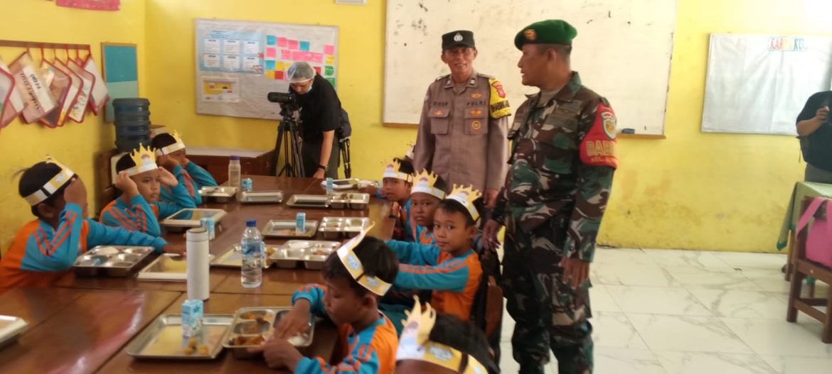 Babinsa dan Bhabinkamtibmas Sunyaragi Bersinergi Monitor Program Makan Bergizi Gratis di SDN Karangjalak 2