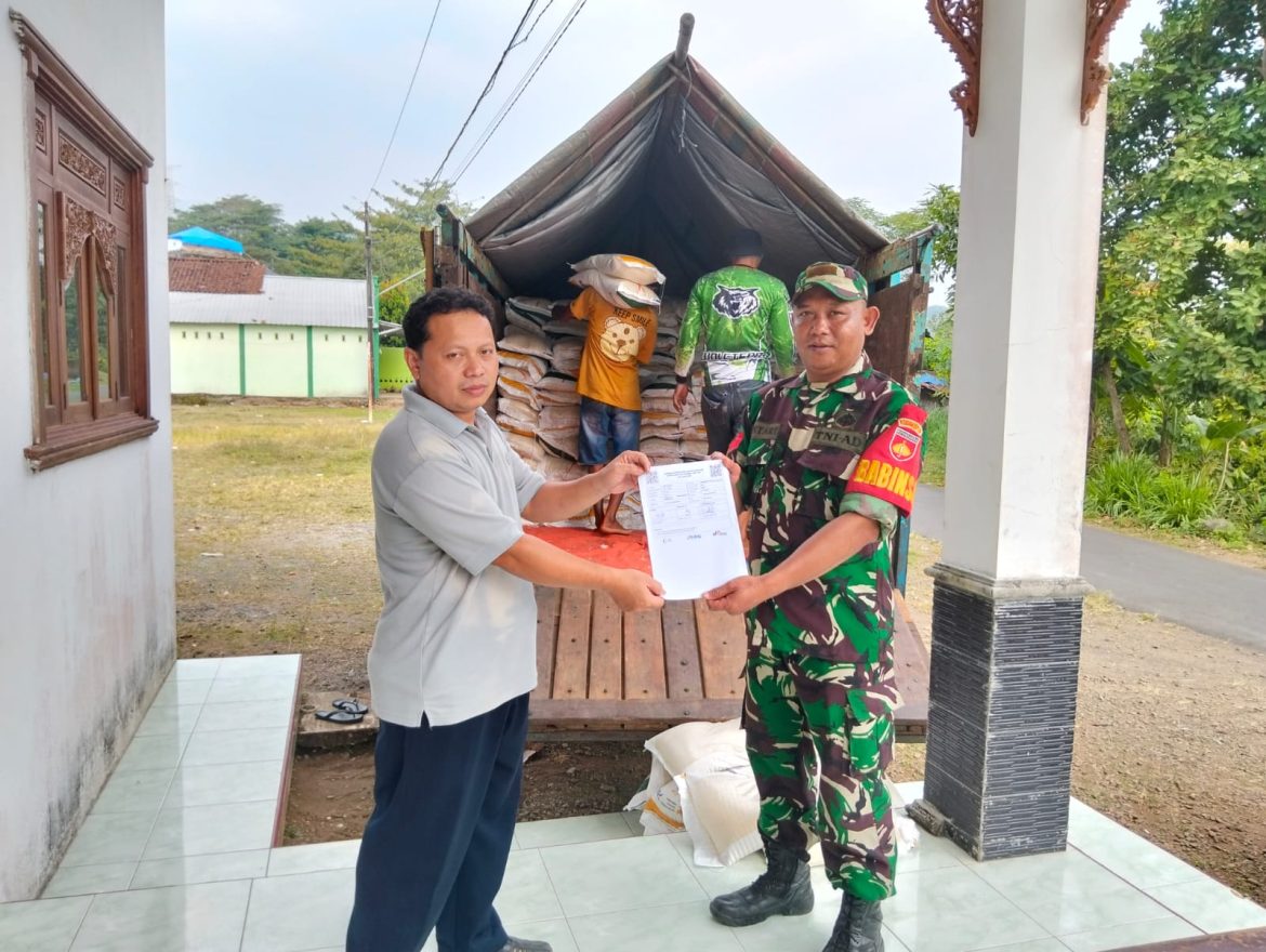 Babinsa Papasan Dampingi Penyaluran 6,4 Ton Beras Bantuan Pangan untuk 321 Warga