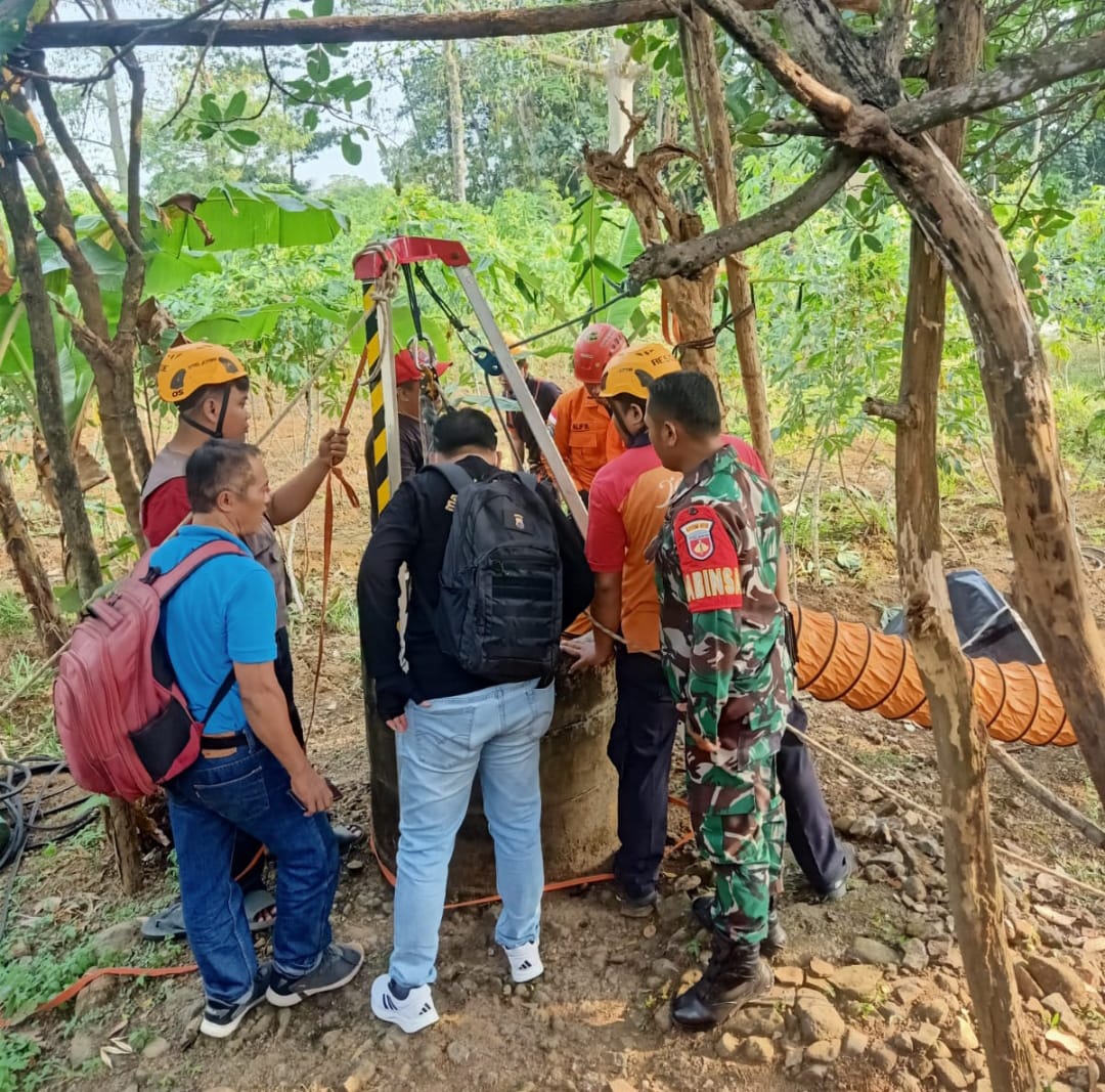 Babinsa Muryolobo Monitoring dan Bantu Evakuasi Penemuan Mayat di Dalam Sumur