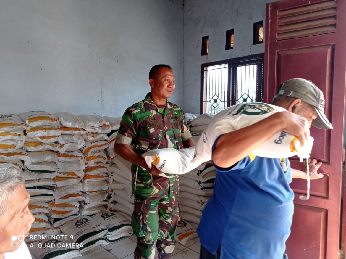 Babinsa Klepu Dampingi Penyaluran 6,8 Ton Beras Bantuan Pangan untuk 341 Warga