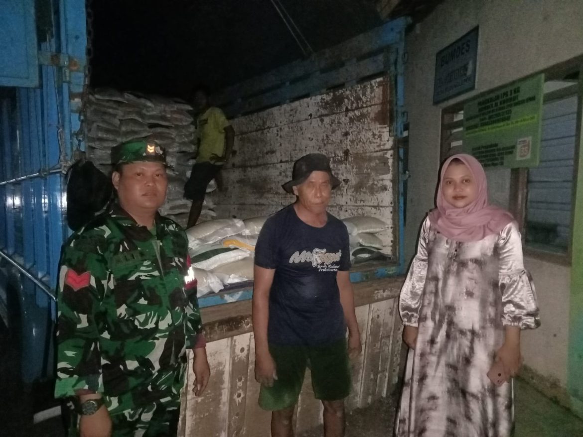 Babinsa Kedungleper Dampingi Penyaluran Beras Bantuan Pangan CBP 2025
