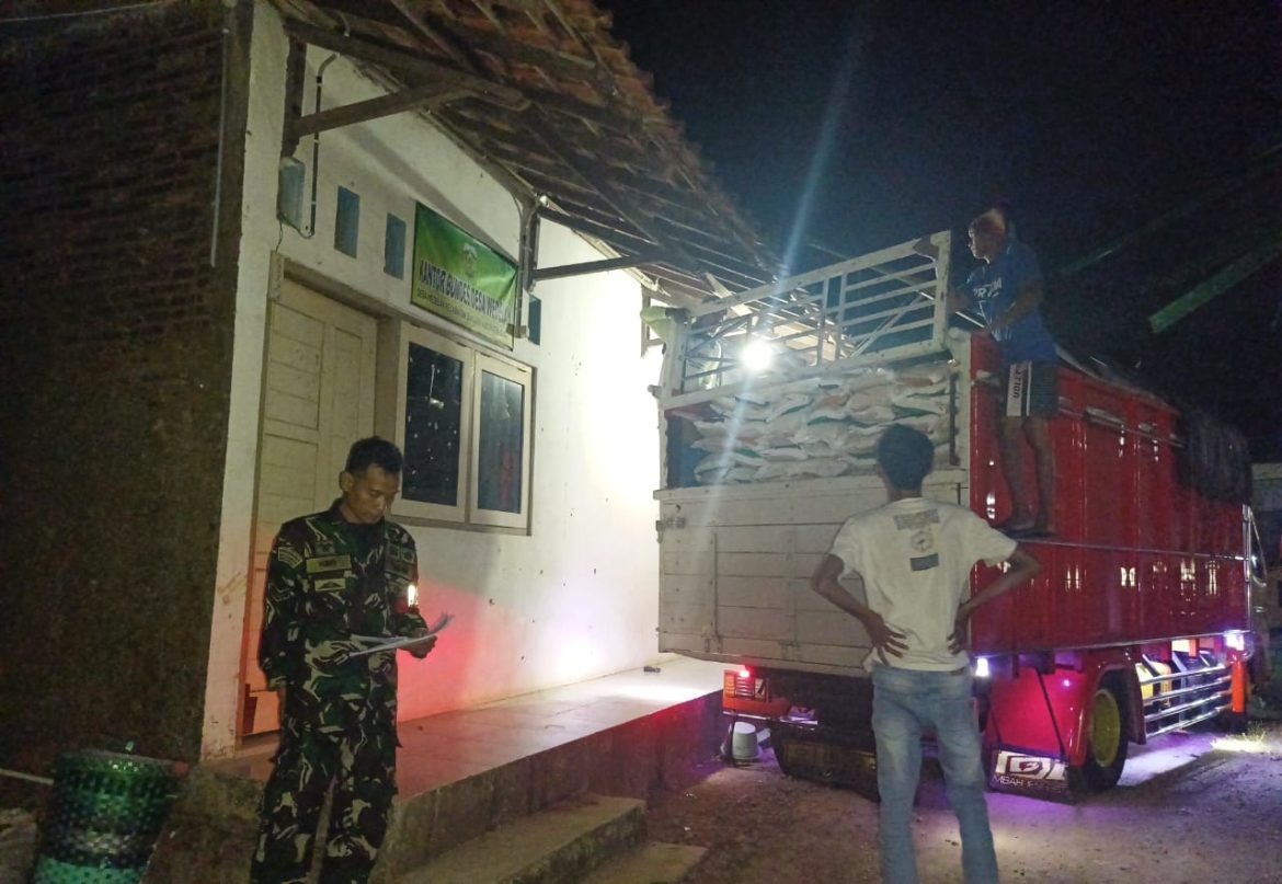 Babinsa Wedelan dan Srikandang Dampingi Penyaluran Beras Bantuan Pangan CBP 2025