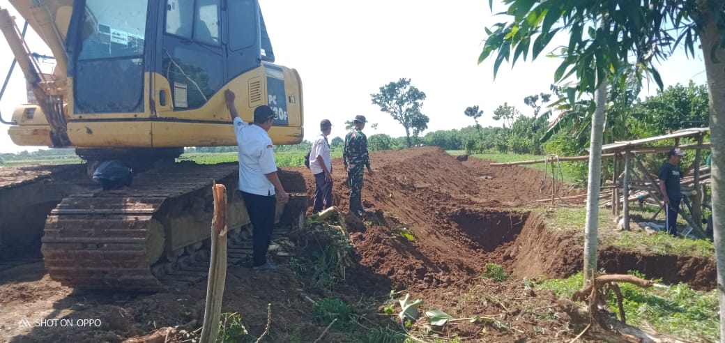 Babinsa Clering Dampingi Pekerjaan Pelebaran dan Peninggian Tanggul Kali Gede Sepanjang 500 Meter