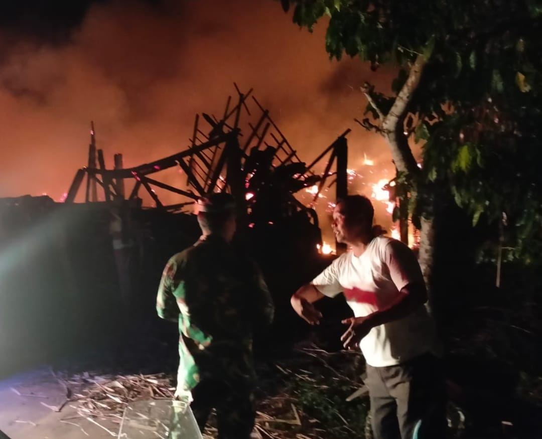 Babinsa Desa Ngetuk Bantu Padamkan Kebakaran Gudang Gula Tebu, Kerugian Capai 500 Juta Rupiah
