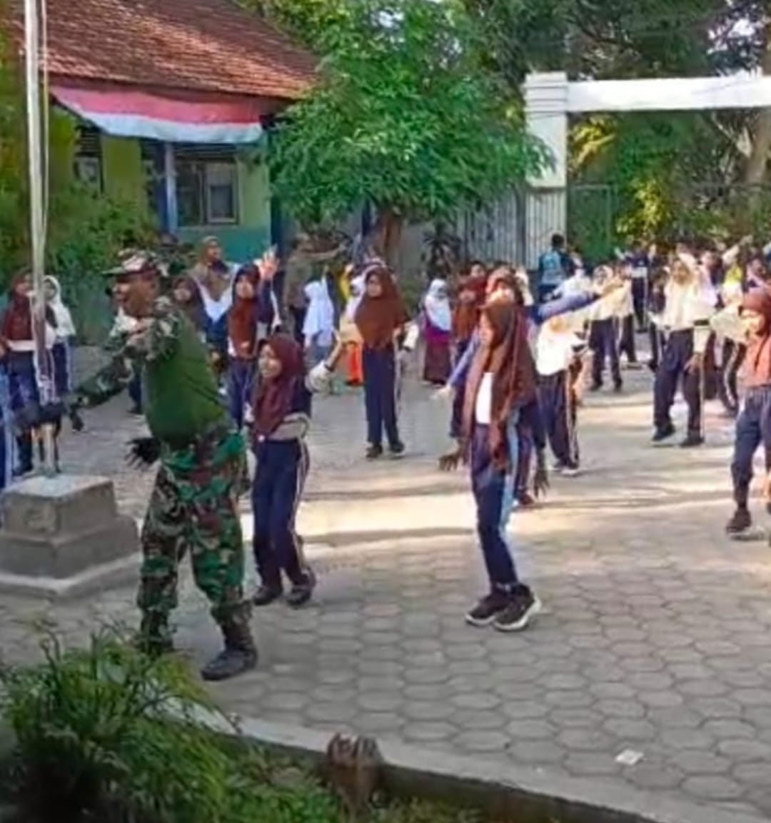 Tingkatkan Semangat Hidup Sehat dan Cinta Tanah Air, Babinsa Koramil 05/Mayong Gelar Senam Gemu Famire di SDN 2 Bungu