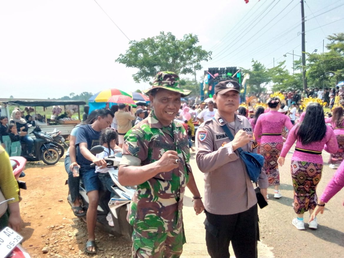 Babinsa Keling Bersama Bhabinkamtibmas dan Perangkat Desa Amankan Karnaval Sedekah Bumi
