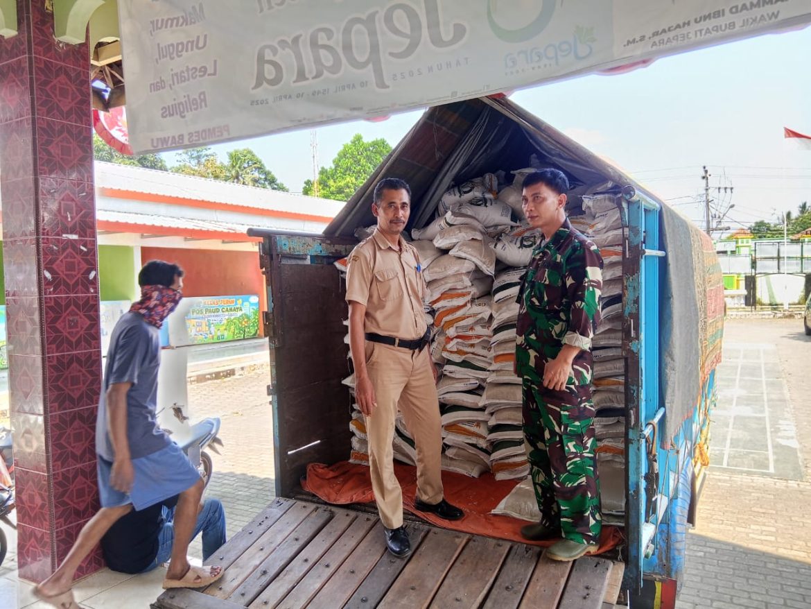 Babinsa dan Bhabinkamtibmas Kawal Ketat Distribusi Bantuan Beras di Desa Bawu