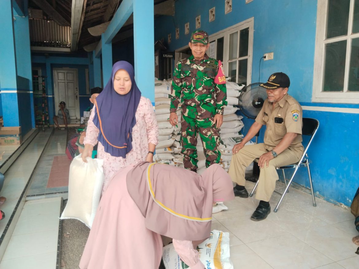 Babinsa Kepuk Dampingi Penyaluran Bantuan Pangan Beras untuk 769 Warga