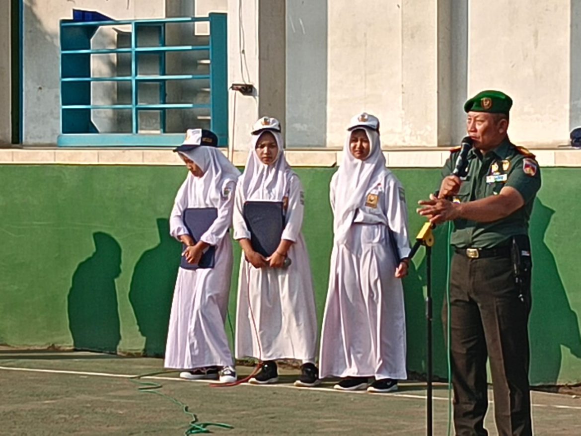 Danramil 04/Pecangaan Jadi Pembina Upacara di SMP Islam Pecangaan