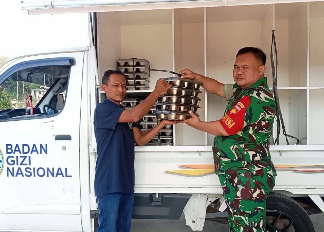 Babinsa Desa Jlegong Dampingi Penyaluran Makan Bergizi Gratis (MBG) untuk 3.628 Pelajar di SPPG Kecamatan Keling