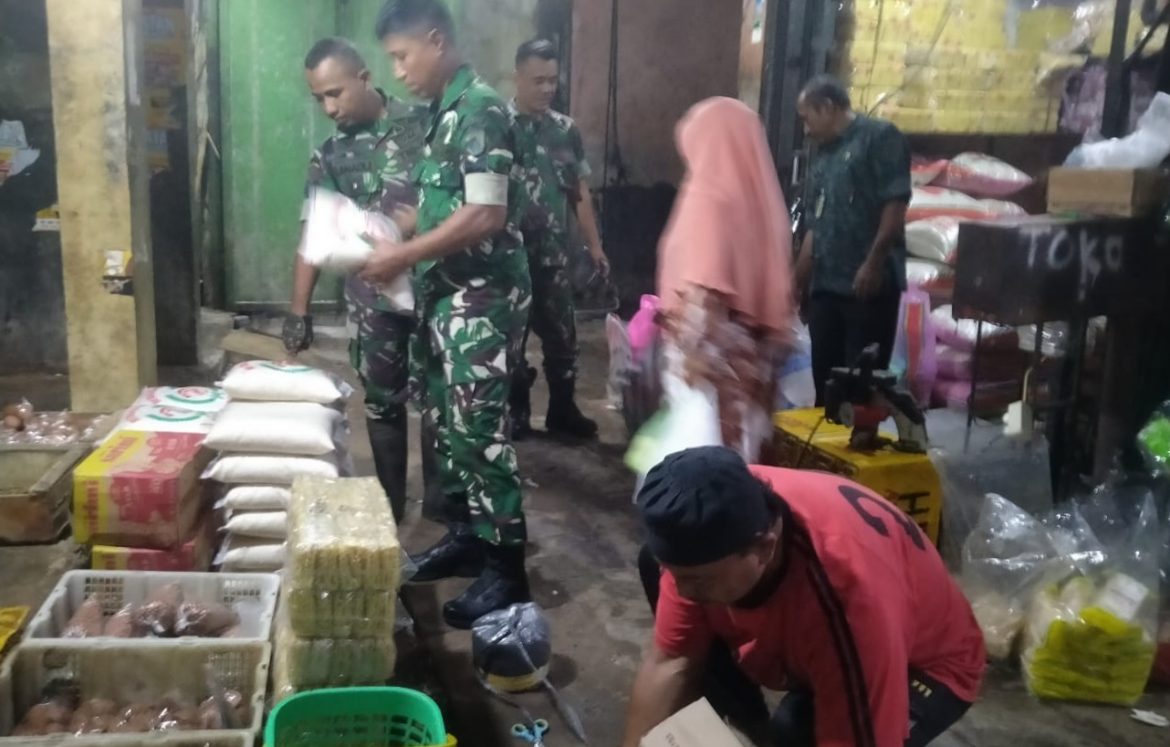 Babinsa Desa Tahunan Bersama Anggota Koramil 11/Tahunan Laksanakan Pengecekan Harga Sembako di Pasar Tahunan