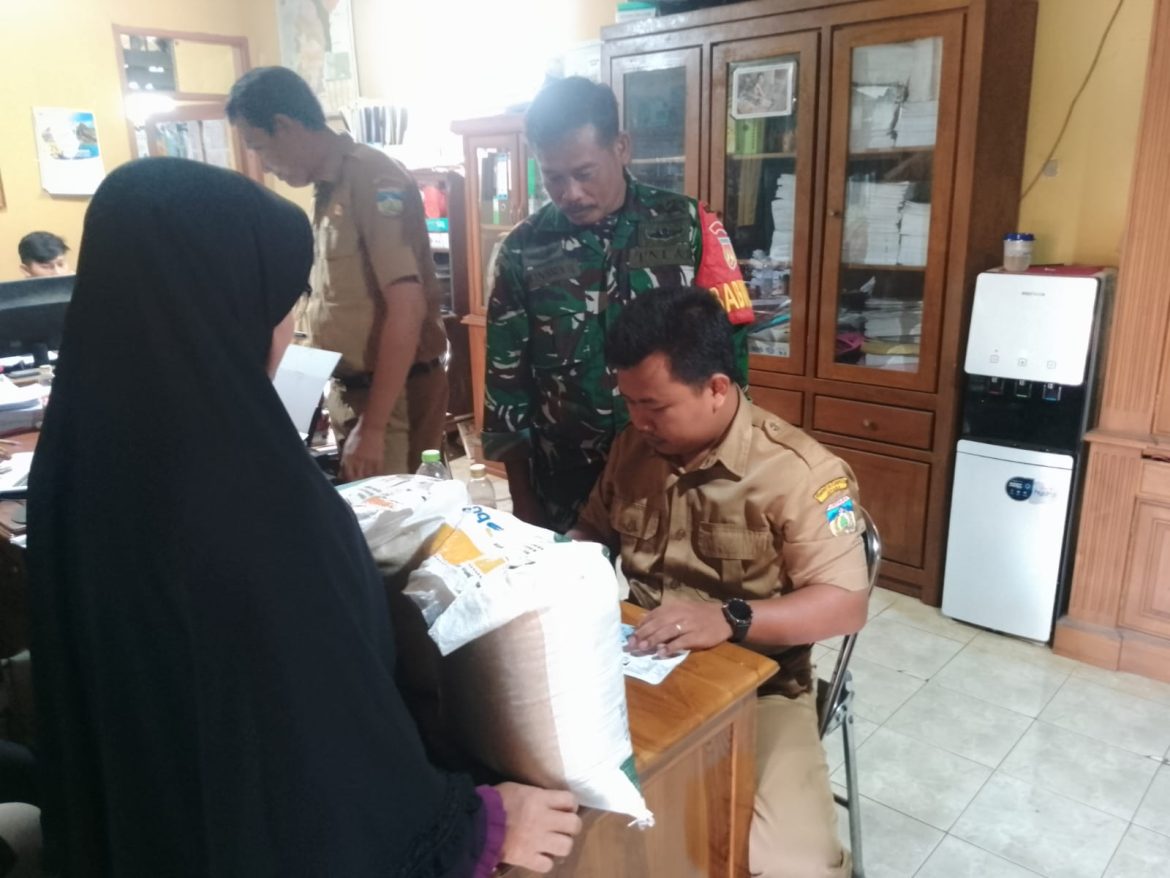Babinsa Desa Kecapi Dampingi Pembagian Beras untuk 1.087 Warga di Balai Desa