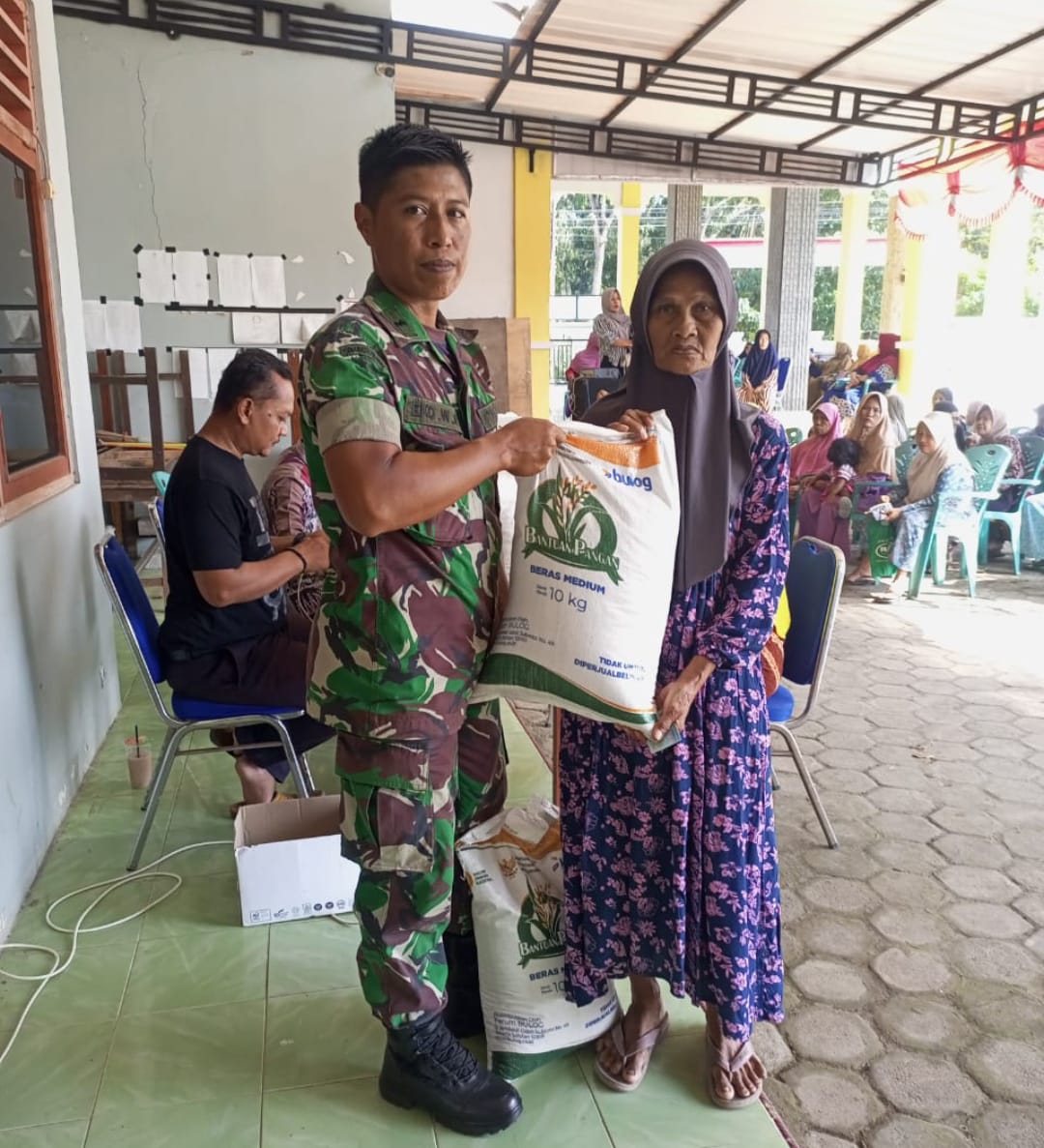 Babinsa Telukawur Dampingi Pembagian Beras Program Bantuan Pangan Tahun 2025