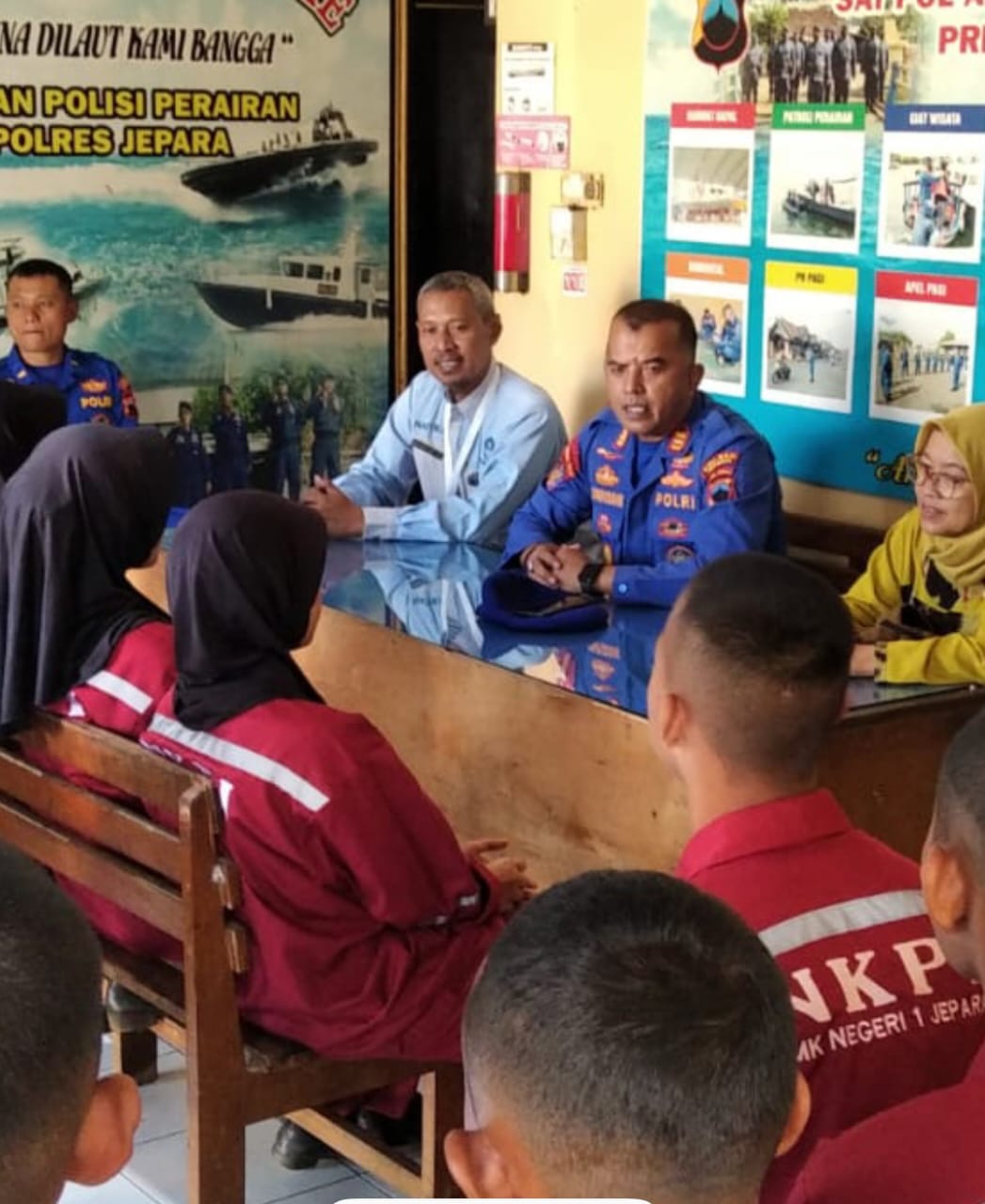 Gali Ilmu Kelautan dari Ahlinya, Siswa NKPI SMKN 1 Jepara Kunjungi Satpolairud Polres Jepara