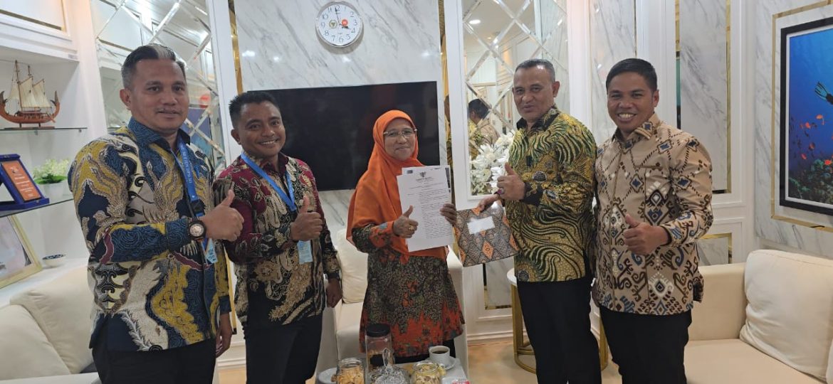 Ketemu Anggota DPR RI Komisi V Fraksi PKS Saadia Uluputi Bupati Buru Ikram Umasugi Bahas Jalan Batabual