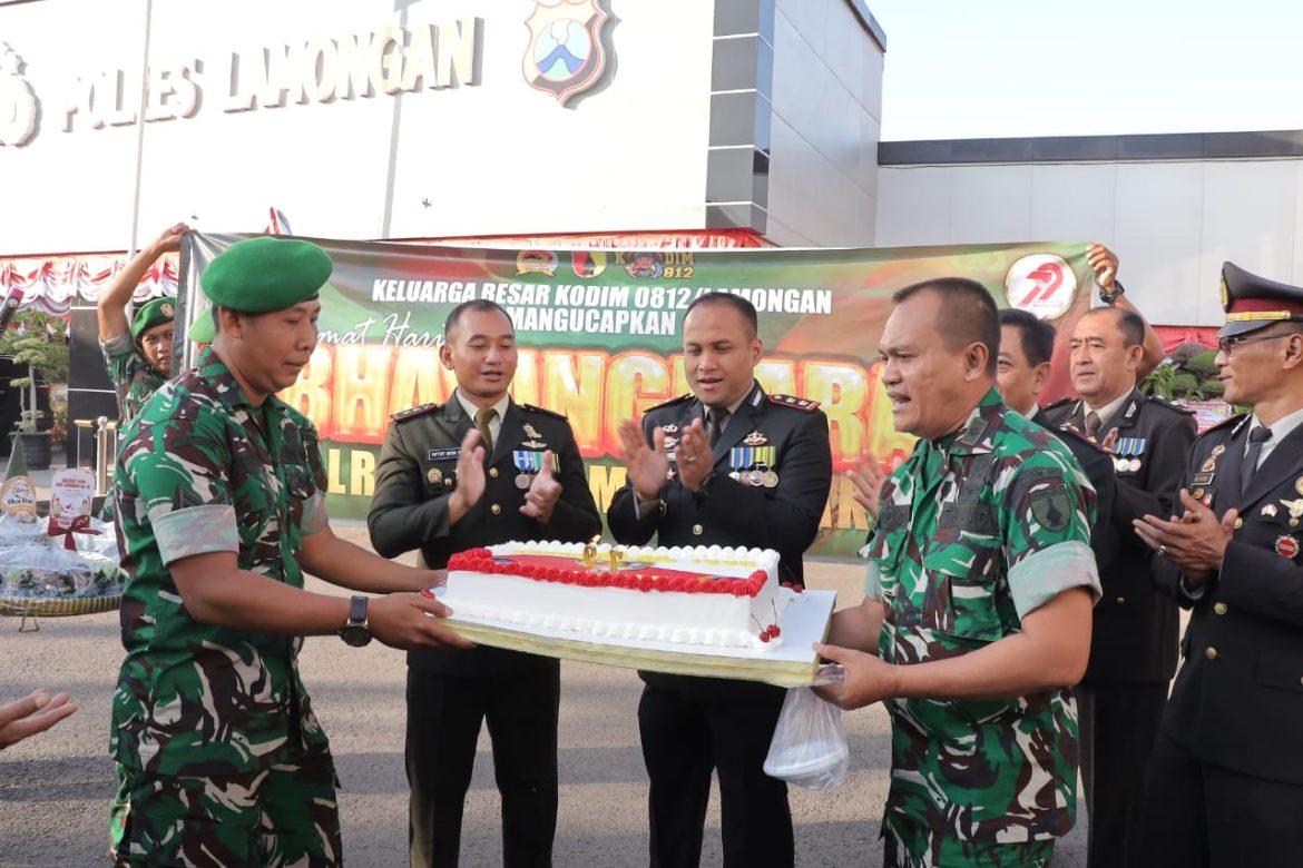 Dandim 0812 Lamongan Beri Kejutan Spesial untuk Kapolres Lamongan di HUT Bhayangkara ke-79