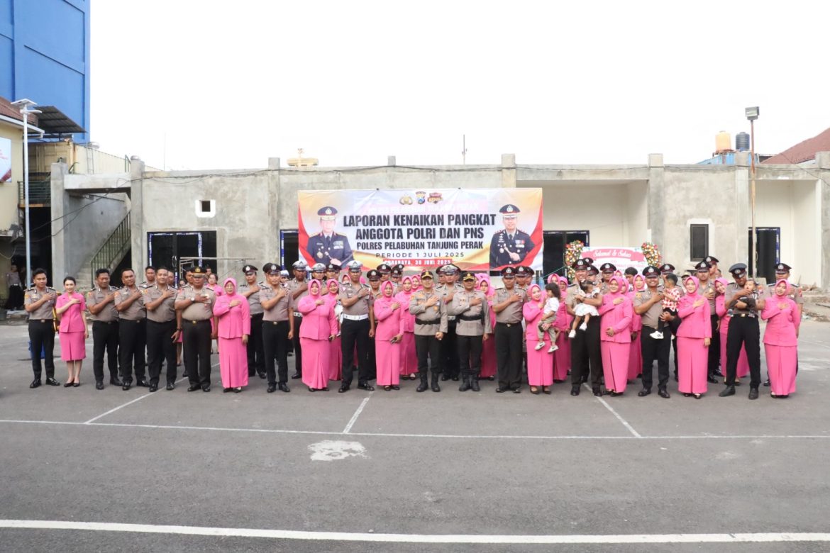 Kapolres Pelabuhan Tanjung Perak Pimpin Upacara Kenaikan Pangkat 47 Personil