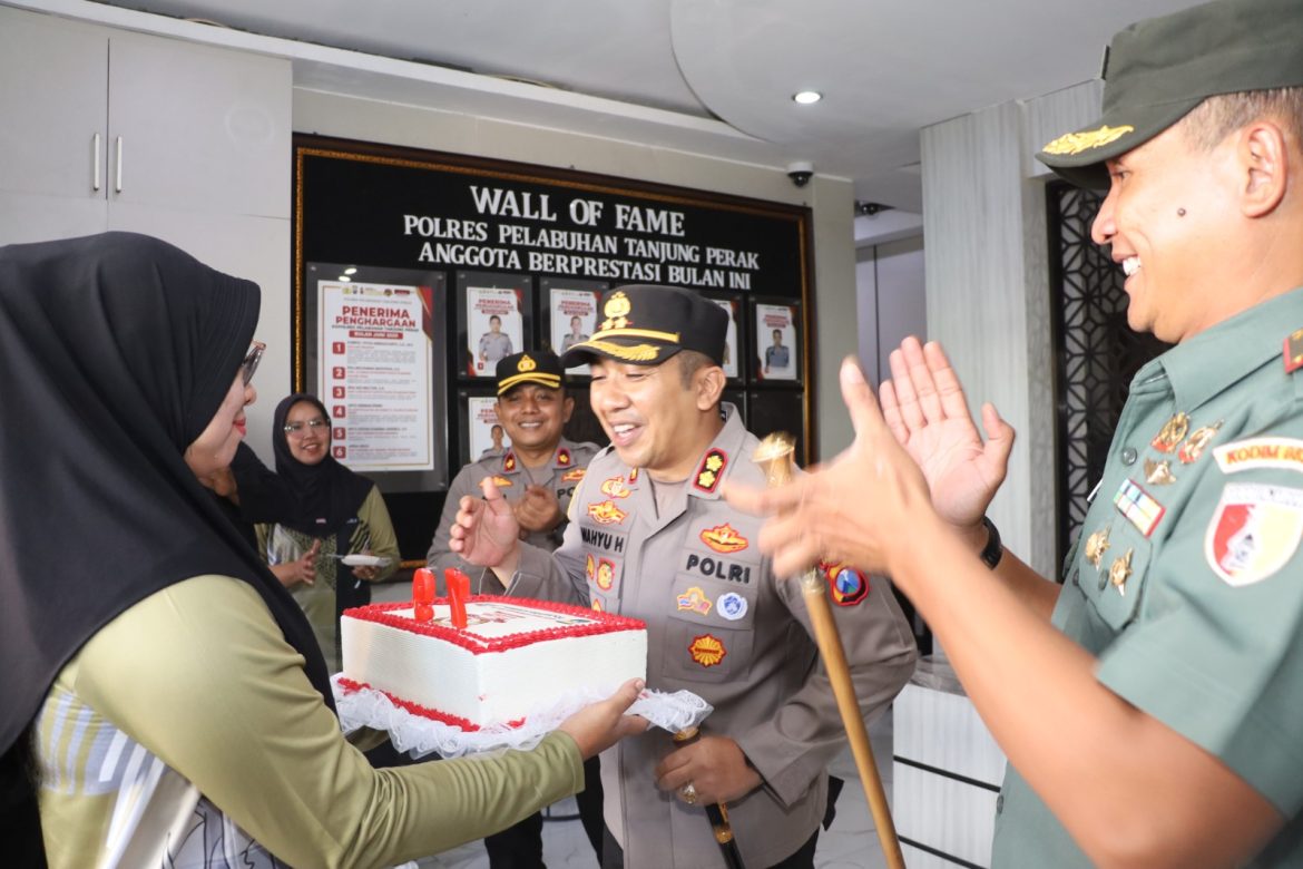 Wujud Sinergitas, Polres Pelabuhan Tanjung Perak Diserbu Kejutan HUT Bhayangkara ke-79 dari Tiga Satuan TNI