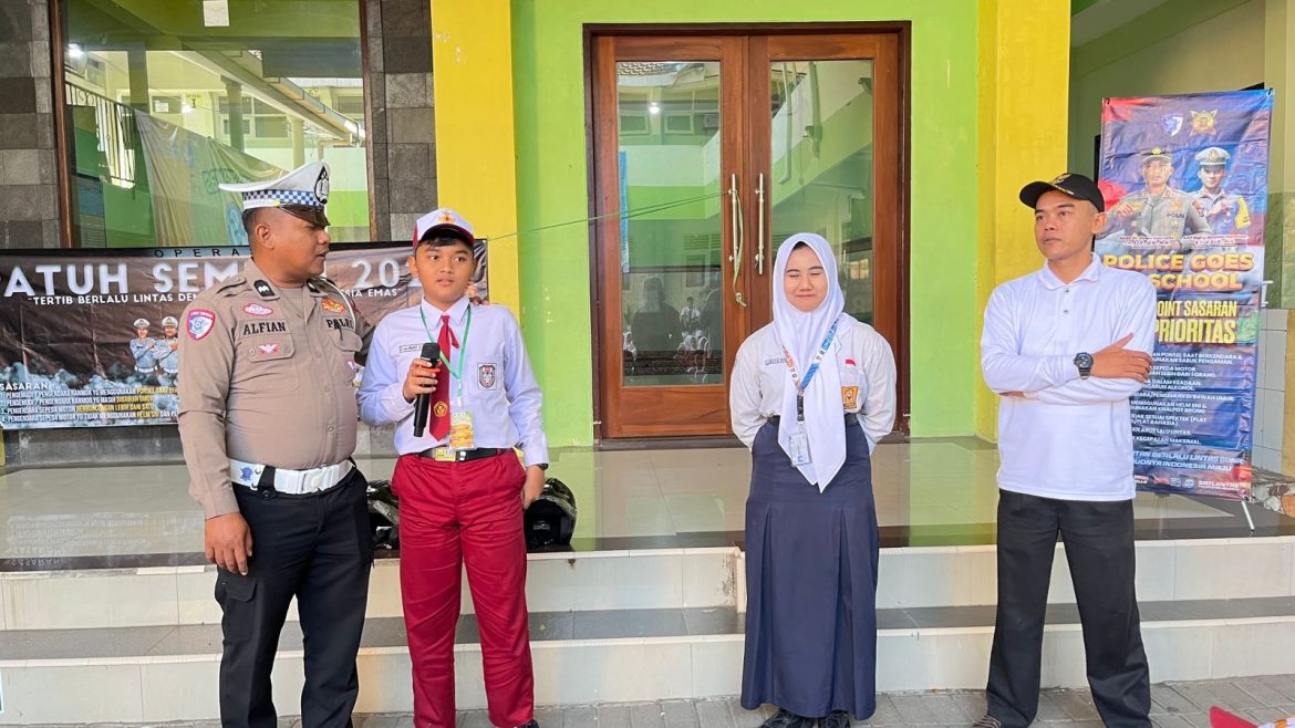 Operasi Patuh Semeru 2025, Polres Mojokerto Edukasi Pelajar Tertib Lalin dan Berbagi Helm Gtatis