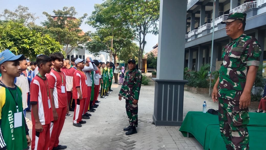 Tanamkan Kedisiplinan, Babinsa Wringinanom Latih PBB Siswa-siswi SMK Raden Paku