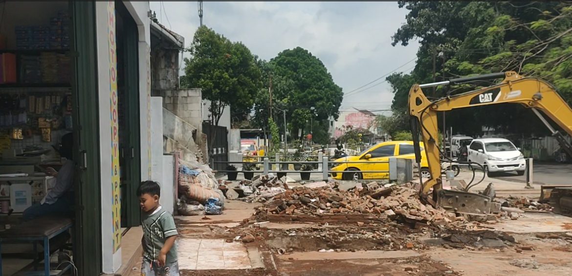 Bangunan Liar ditertibkan dan Pemerintah Berupaya untuk Normalisasi Saluran Induk Cimulu Agar Tidak Terganggu.