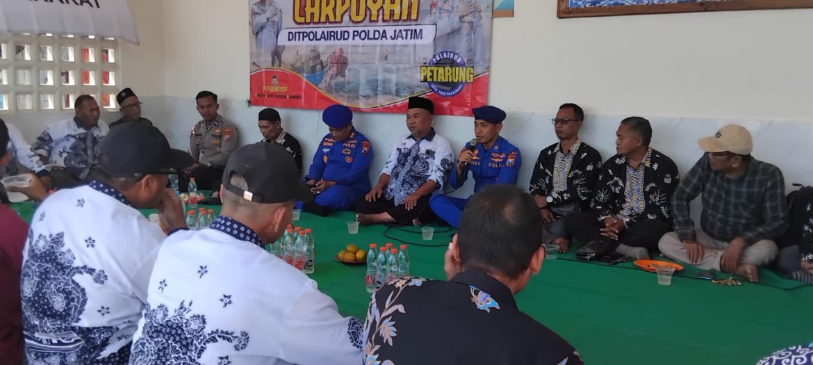 Cangkrukan Bareng Nelayan, Kasat Polairud Polres Lamongan dan Ditpolairud Polda Jatim Sosialisasikan Keselamatan Laut