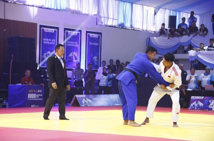 Kapolri Jadi Wasit di Kejuaraan Judo Kapolri Cup 2025