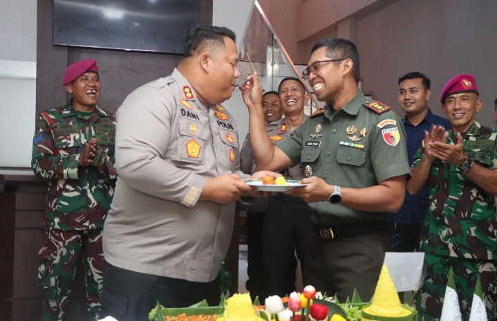 Hadiah HUT Bhayangkara ke-79, TNI Berikan Kejutan Tumpeng Kepada Kapolres Pasuruan