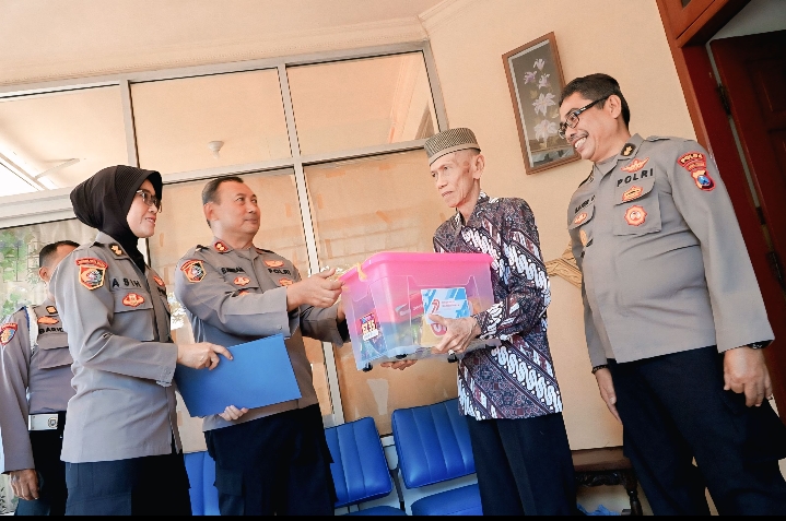 Penuh Haru, Anjangsana SPN Polda Jatim ke Para Purnawirawan di Hari Bhayangkara ke -79