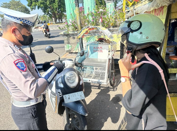 Hari ke -10 Operasi Patuh Semeru 2025 Polres Tuban Berikan Sangsi Tilang dan Teguran Untuk Edukasi Tertib Lalin