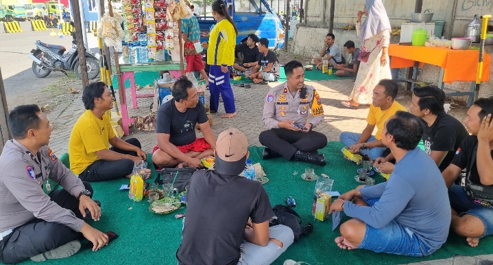 Ngopi Bareng Sopir, Polisi Sosialisasikan Operasi Patuh Semeru dan ODOL di Banyuwangi